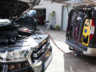 Klimaanlage wird am Auto befüllt